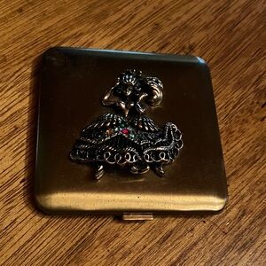 Vintage Gold Compact with Decorative Design